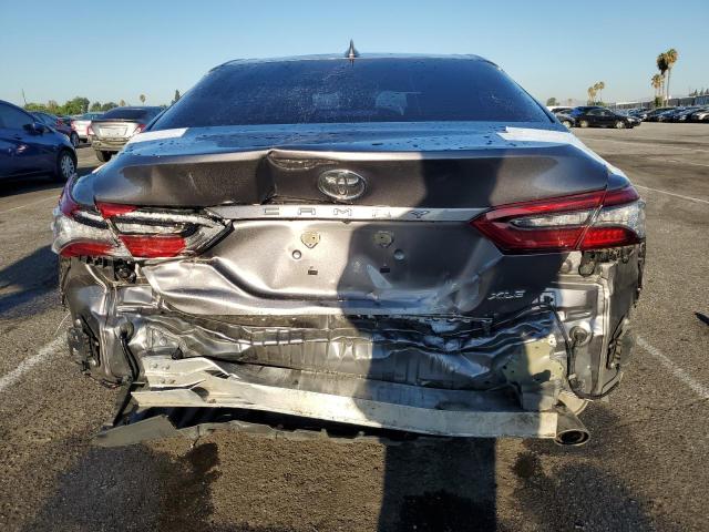 4T1F11AKXNU620802 - 2022 TOYOTA CAMRY XLE GRAY photo 6