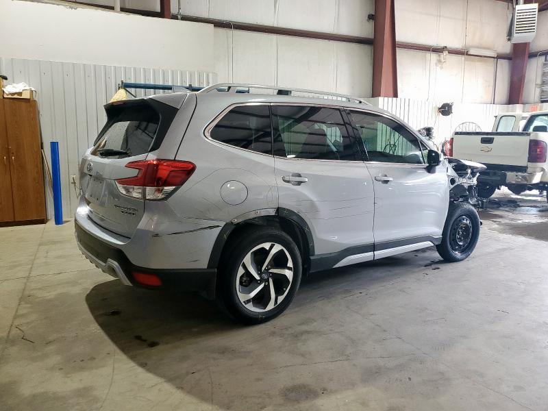 JF2SKARC9PH520703 - 2023 SUBARU FORESTER TOURING SILVER photo 3