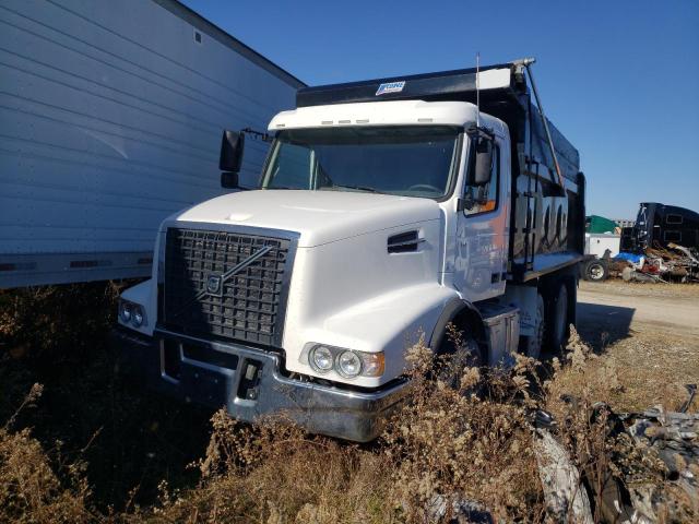 4V5KC9EG8LN270031 - 2020 VOLVO VHD WHITE photo 2