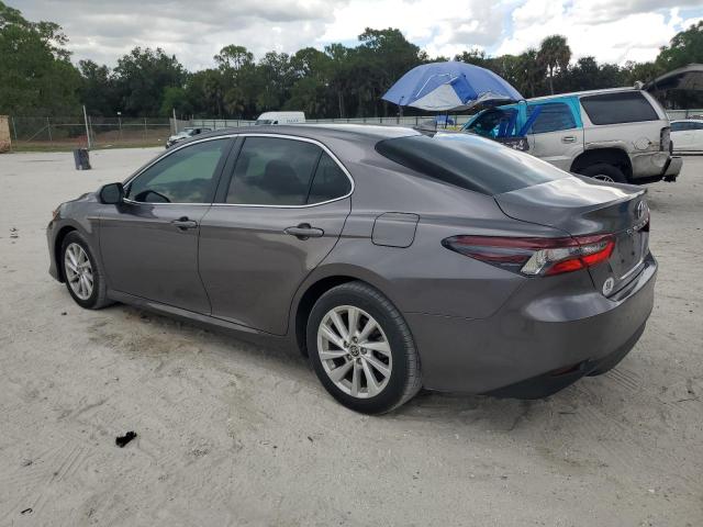 4T1C11AK2NU055030 - 2022 TOYOTA CAMRY LE ნაცრისფერი ფოტო 2