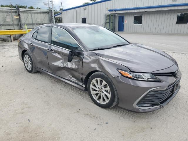 4T1C11AK2NU055030 - 2022 TOYOTA CAMRY LE ნაცრისფერი ფოტო 4