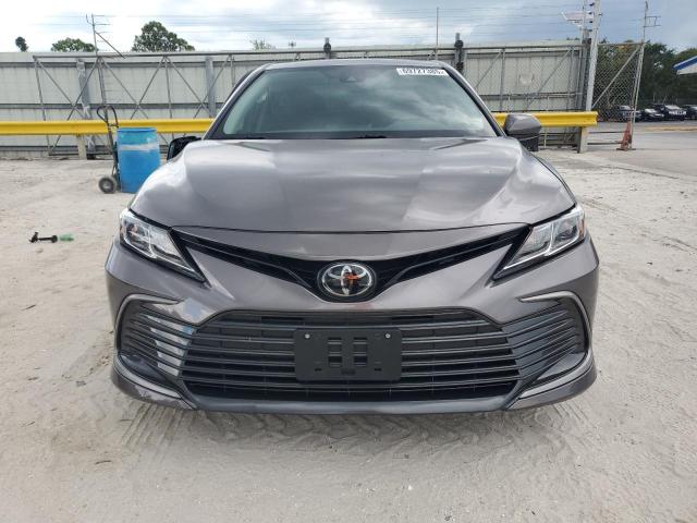 4T1C11AK2NU055030 - 2022 TOYOTA CAMRY LE ნაცრისფერი ფოტო 5