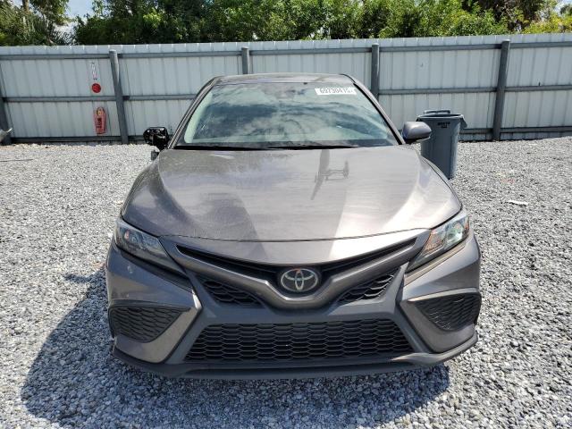 4T1T11AK9MU614331 - 2021 TOYOTA CAMRY SE GRAY photo 5