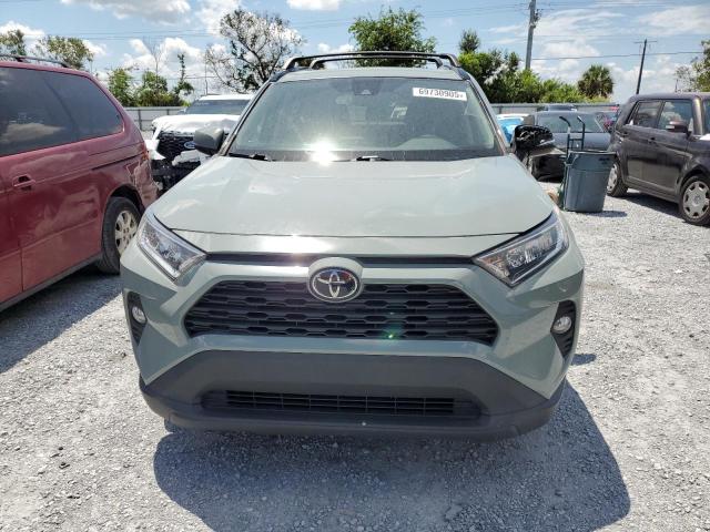 2T3W1RFV5MW141386 - 2021 TOYOTA RAV4 XLE 灰色 照片 5