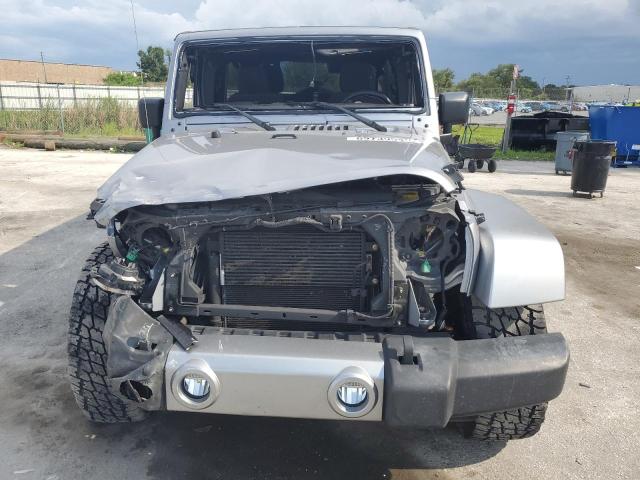 1C4BJWEG1JL937518 - 2018 JEEP WRANGLER UNLIMITED SAHARA SILVER photo 5