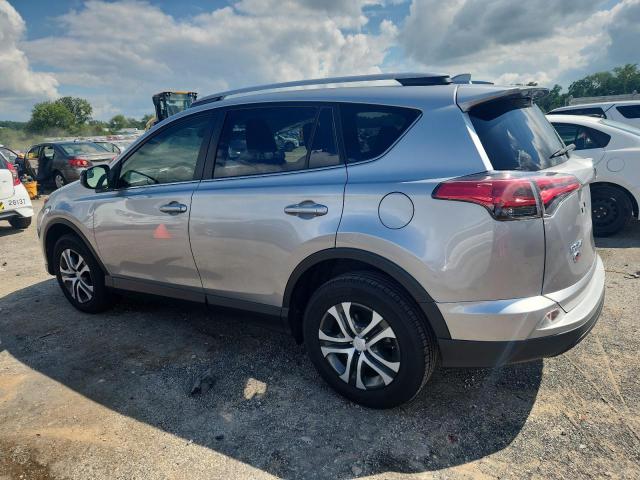 JTMBFREV9JJ254916 - 2018 TOYOTA RAV4 LE Gümüş fotoğraf 2