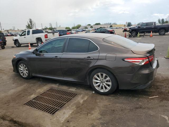 4T1B11HK1JU153834 - 2018 TOYOTA CAMRY L TAN photo 2