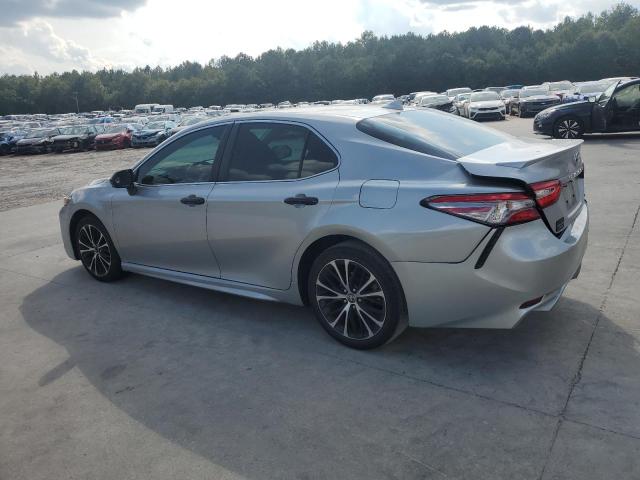 4T1G11AK9LU955504 - 2020 TOYOTA CAMRY SE SILVER photo 2