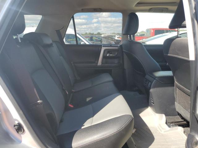 JTEBU5JR3J5515209 - 2018 TOYOTA 4RUNNER SR5/SR5 PREMIUM Серебристый фото 10