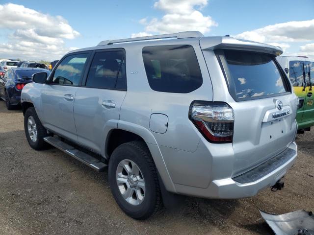 JTEBU5JR3J5515209 - 2018 TOYOTA 4RUNNER SR5/SR5 PREMIUM Серебристый фото 2