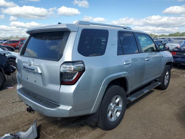 JTEBU5JR3J5515209 - 2018 TOYOTA 4RUNNER SR5/SR5 PREMIUM Серебристый фото 3