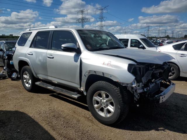 JTEBU5JR3J5515209 - 2018 TOYOTA 4RUNNER SR5/SR5 PREMIUM Серебристый фото 4