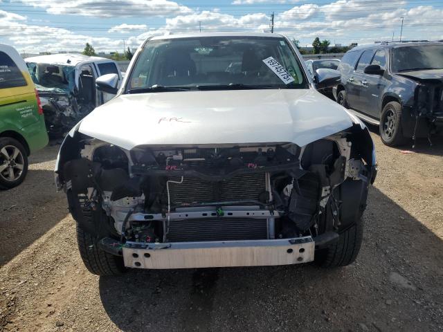 JTEBU5JR3J5515209 - 2018 TOYOTA 4RUNNER SR5/SR5 PREMIUM Серебристый фото 5