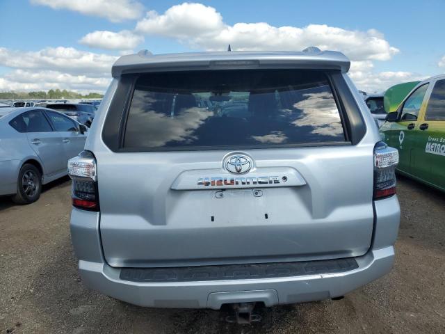 JTEBU5JR3J5515209 - 2018 TOYOTA 4RUNNER SR5/SR5 PREMIUM Серебристый фото 6