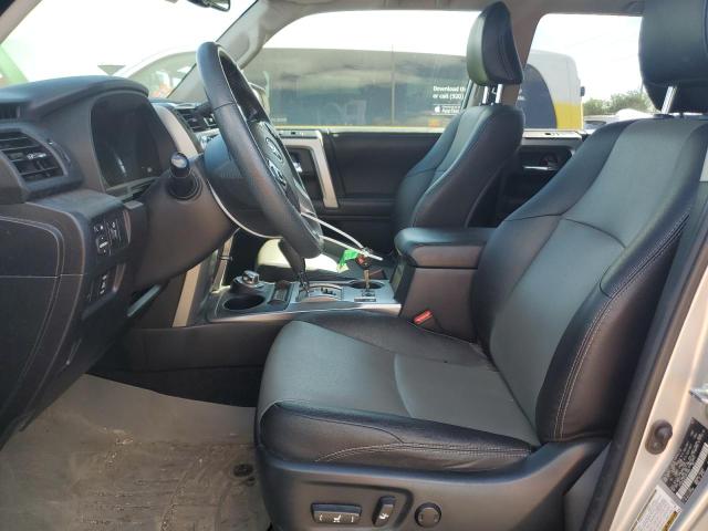 JTEBU5JR3J5515209 - 2018 TOYOTA 4RUNNER SR5/SR5 PREMIUM Серебристый фото 7