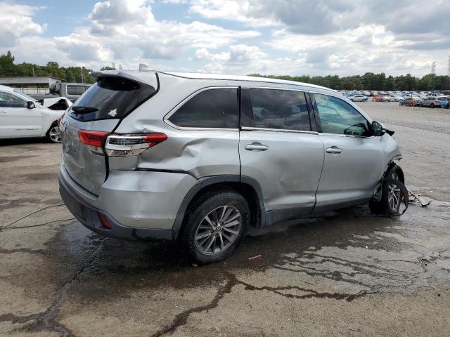 5TDKZRFH4KS561379 - 2019 TOYOTA HIGHLANDER SE Gümüş fotoğraf 3