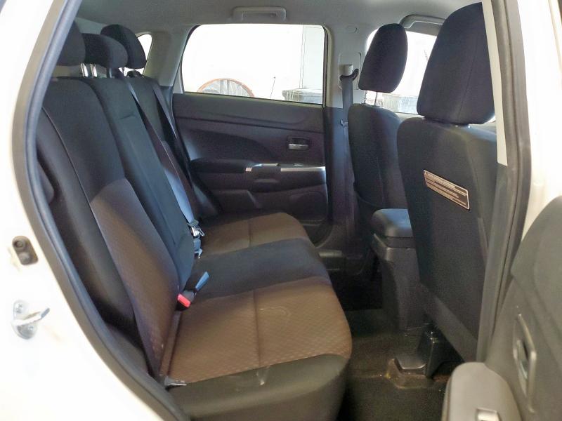 JA4AP3AU0JU019980 - 2018 MITSUBISHI OUTLANDER ES WHITE photo 11