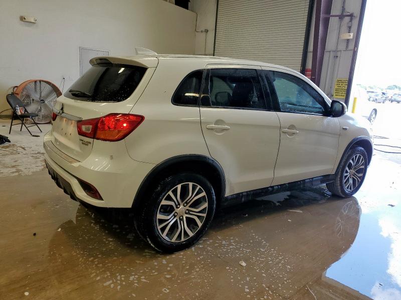 JA4AP3AU0JU019980 - 2018 MITSUBISHI OUTLANDER ES WHITE photo 3