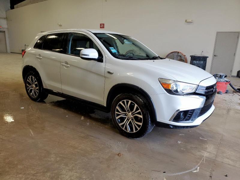 JA4AP3AU0JU019980 - 2018 MITSUBISHI OUTLANDER ES WHITE photo 4