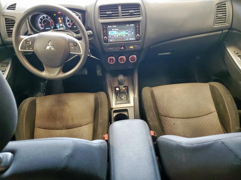 JA4AP3AU0JU019980 - 2018 MITSUBISHI OUTLANDER ES WHITE photo 8