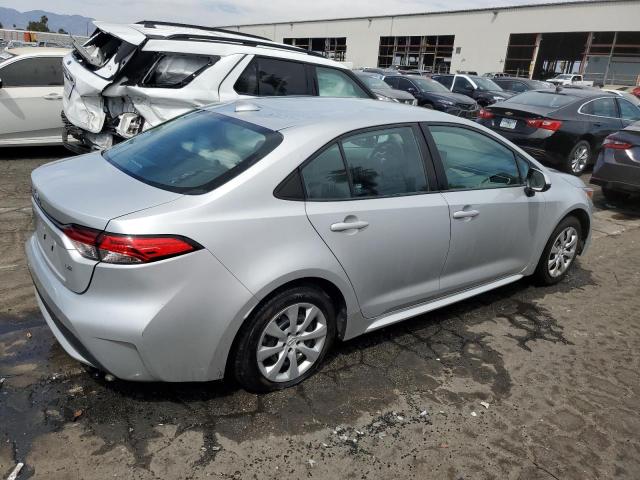 5YFEPMAE9NP285488 - 2022 TOYOTA COROLLA LE 银色 照片 3