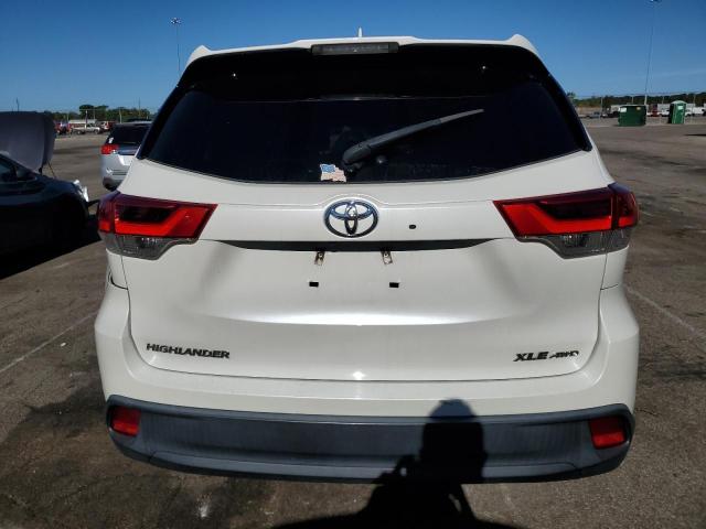 5TDJZRFHXKS588372 - 2019 TOYOTA HIGHLANDER SE 白色 照片 6