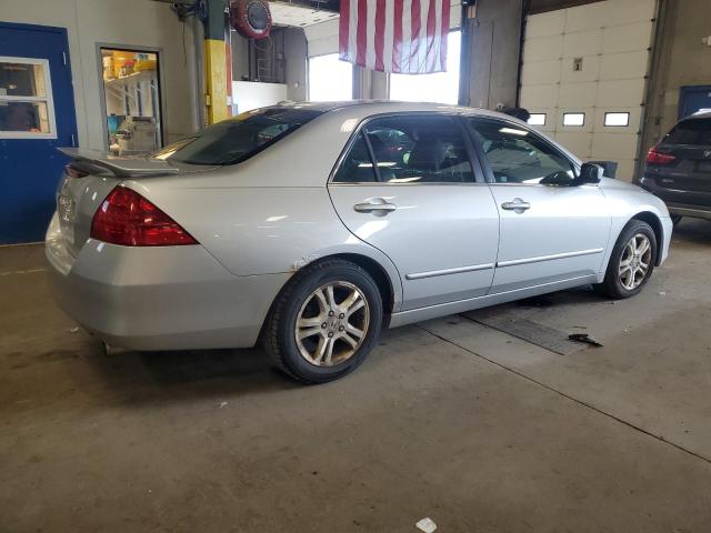 1HGCM567X7A076415 - 2007 HONDA ACCORD EX SILVER photo 3