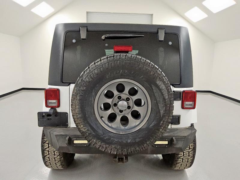 1C4BJWEG9GL333949 - 2016 JEEP WRANGLER U SAHARA WHITE photo 6