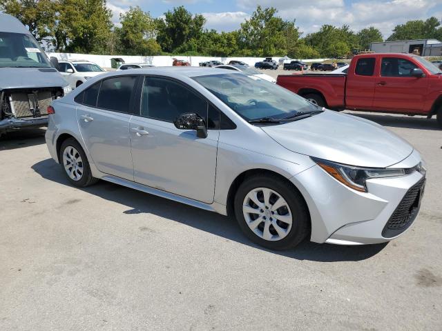5YFEPMAE5MP268637 - 2021 TOYOTA COROLLA LE ვერცხლისფერი ფოტო 4