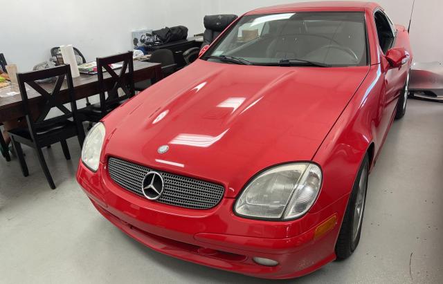 WDBKK65F01F181360 - 2001 MERCEDES-BENZ SLK 320 RED photo 2