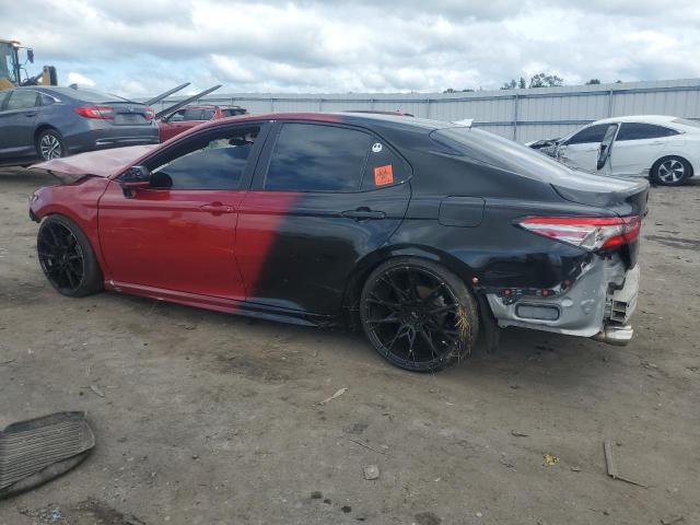 4T1B11HK4JU645323 - 2018 TOYOTA CAMRY L RED photo 2