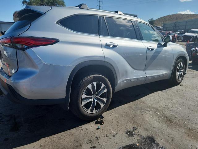 5TDHZRBH8NS572048 - 2022 TOYOTA HIGHLANDER XLE 银色 照片 3