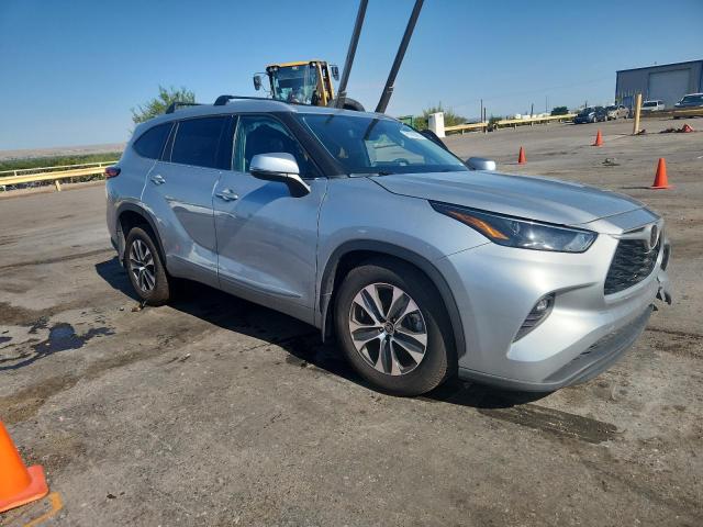 5TDHZRBH8NS572048 - 2022 TOYOTA HIGHLANDER XLE 银色 照片 4