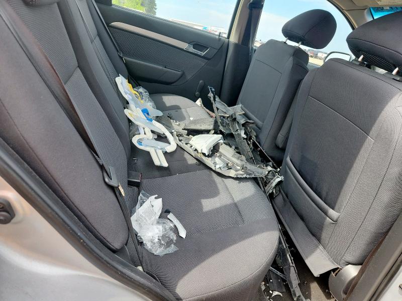 KL1TD56678B049827 - 2008 CHEVROLET AVEO BASE SILVER photo 10