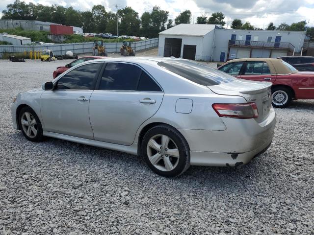 4T1BF3EK7BU194083 - 2011 TOYOTA CAMRY BASE Сріблястий фото 2