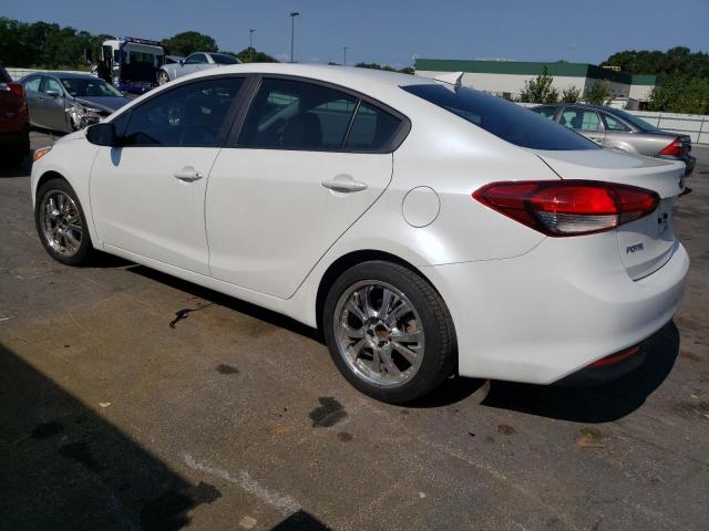 3KPFL4A78JE253919 - 2018 KIA FORTE LX WHITE photo 2