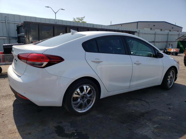 3KPFL4A78JE253919 - 2018 KIA FORTE LX WHITE photo 3