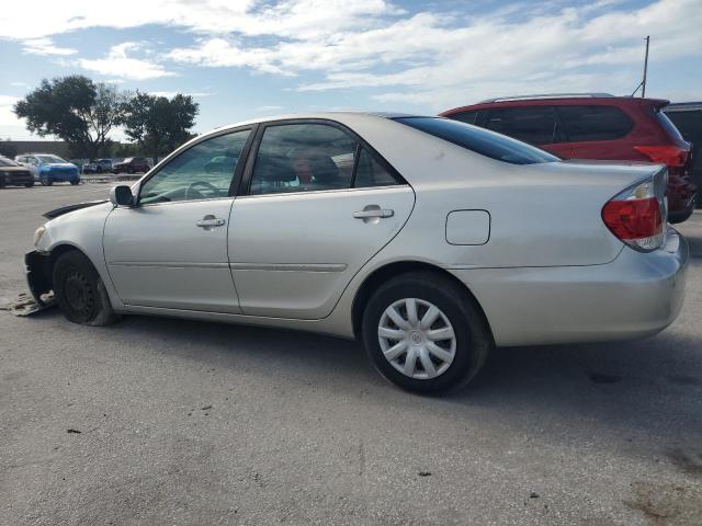 4T1BE32K15U966606 - 2005 TOYOTA CAMRY LE SILVER photo 2