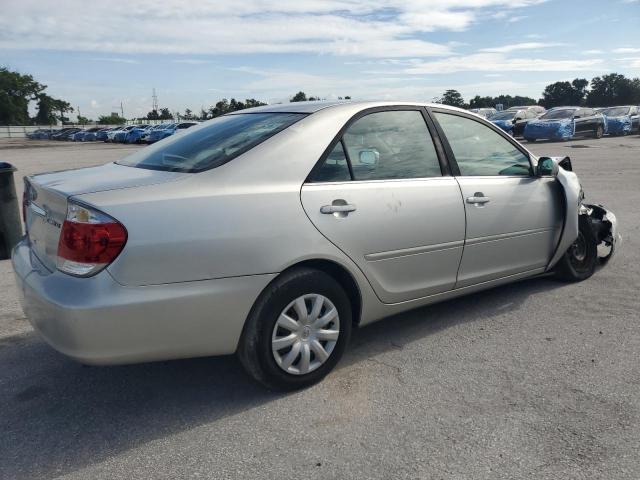 4T1BE32K15U966606 - 2005 TOYOTA CAMRY LE SILVER photo 3