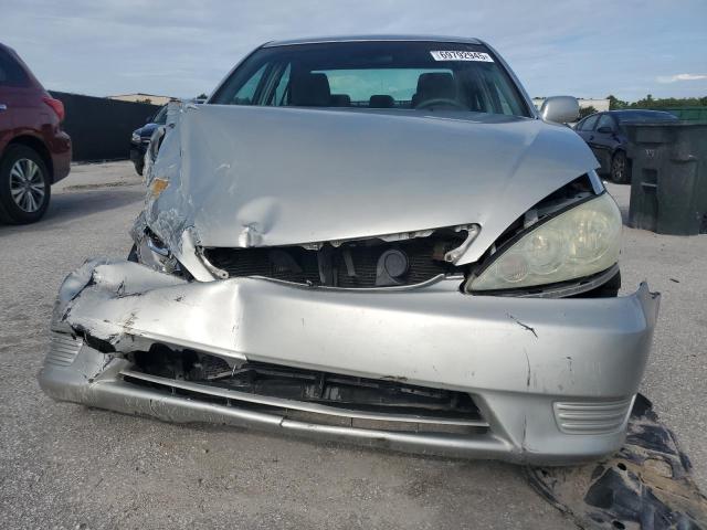 4T1BE32K15U966606 - 2005 TOYOTA CAMRY LE SILVER photo 5