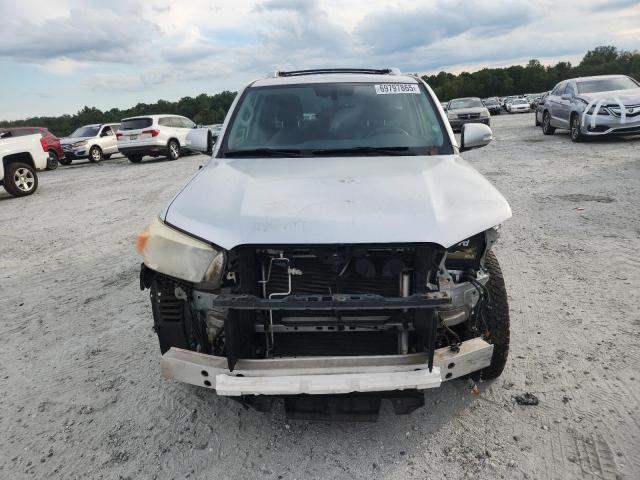 JTEZU5JR6D5050556 - 2013 TOYOTA 4RUNNER SR5 SILVER photo 5