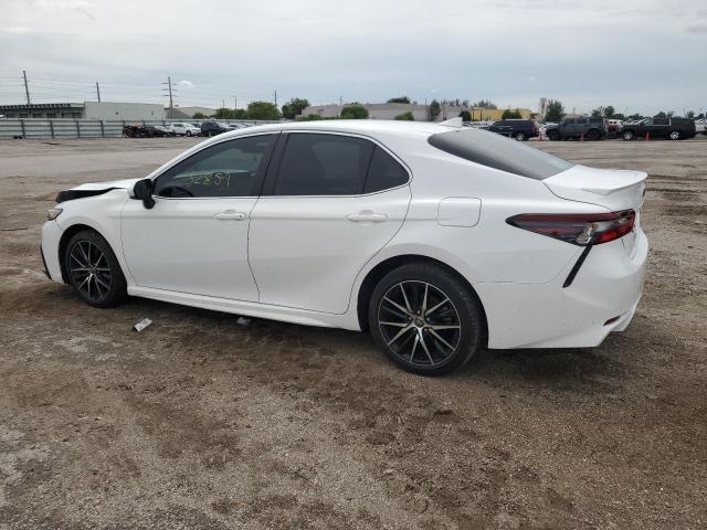 4T1G11AK0MU582208 - 2021 TOYOTA CAMRY SE WHITE photo 2