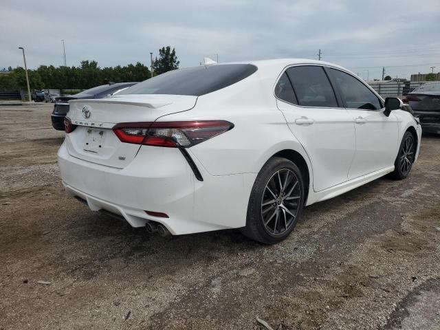 4T1G11AK0MU582208 - 2021 TOYOTA CAMRY SE WHITE photo 3