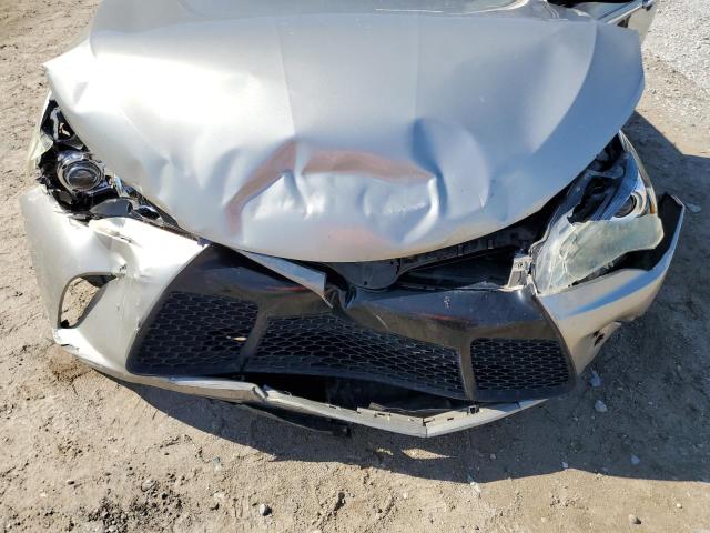 4T1BF1FK5GU189717 - 2016 TOYOTA CAMRY LE SILVER photo 11