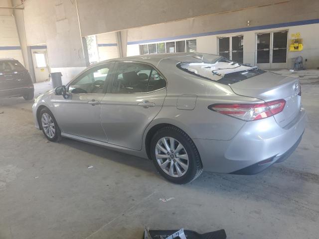 4T1C11AK5LU981063 - 2020 TOYOTA CAMRY LE SILVER photo 2