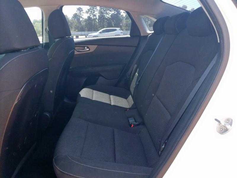 3KPF24AD0KE096400 - 2019 KIA FORTE FE WHITE photo 10