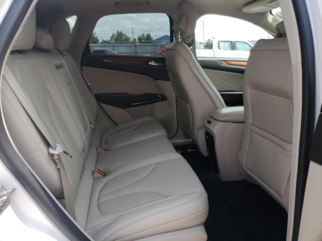 5LMCJ2C92JUL32637 - 2018 LINCOLN MKC SELECT Biały zdjęcie 11
