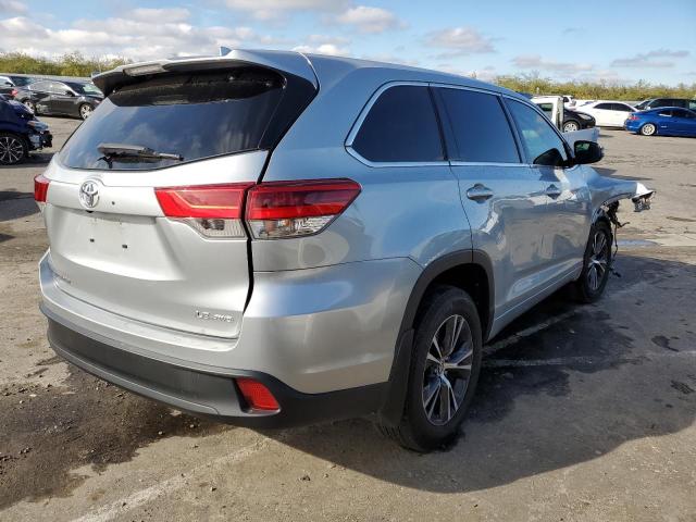 5TDBZRFHXJS835375 - 2018 TOYOTA HIGHLANDER LE SILVER photo 3