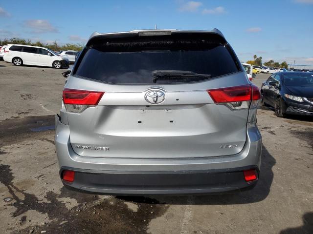 5TDBZRFHXJS835375 - 2018 TOYOTA HIGHLANDER LE SILVER photo 6