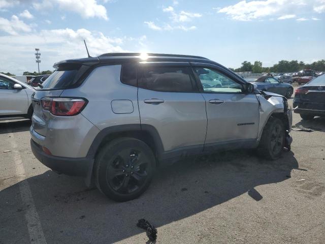 3C4NJDBB7KT682521 - 2019 JEEP COMPASS LATITUDE Күміс фото 3